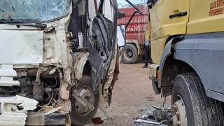 Adana’da çarpışan 2 kamyonun sürücüleri yaralandı