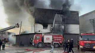 Adana’da mobilya deposunda çıkan yangın kontrol altına alındı
