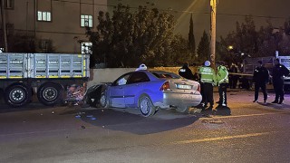 Adana’da park halindeki tıra çarpan otomobildeki 2 kişi öldü