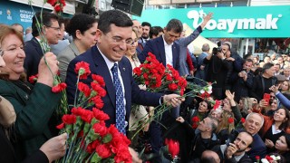 AK Parti’nin Antalya Büyükşehir Belediye Başkan adayı Tütüncü, çiçeklerle karşılandı