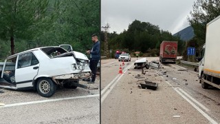 Antalya’da otomobil ile tırın çarpıştığı kazada 2 kişi yaralandı