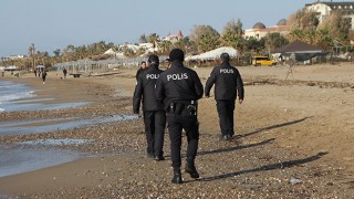 Antalya’da polis ekipleri cansız bedenlerin vurduğu sahillerde devriye geziyor