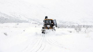 Antalya’nın yüksek kesimlerinde bazı mahalle yolları kardan ulaşıma kapandı