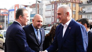 Bakan Ersoy’dan MHP Antalya İl Başkanı’na temsili 57. Alay Sancağı hediyesi
