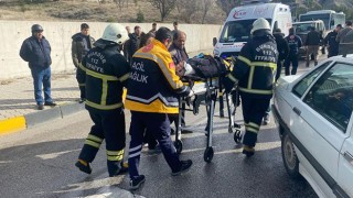 Burdur’da otomobille kamyonetin çarpıştığı kazada 4 kişi yaralandı