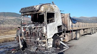 Burdur’da seyir halindeki tır alev aldı