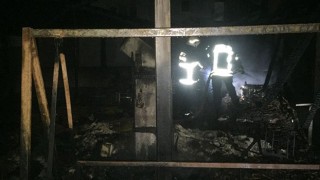 Hatay’da 3 katlı binanın çatısında çıkan yangın söndürüldü