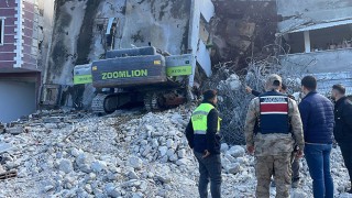 Hatay’da ağır hasarlı bina yıkım sırasında iş makinesinin üzerine çöktü