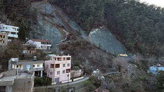 Hatay’da toprak kayması sonucu 3 yayla evi kullanılamaz hale geldi