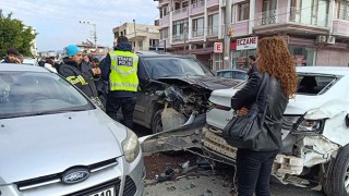 Hatay’da zincirleme kazaya karışan 4 araçta hasar oluştu