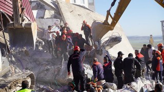 Kahramanmaraş’ta ağır hasarlı bina yıkım sırasında iş makinesinin üzerine çöktü