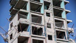 Mersin’de 10 katlı inşaatta güvenlik filesine düşen işçiyi itfaiye kurtardı