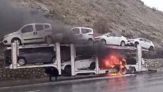 Mersin’de araç yüklü tırda yangın çıktı