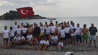 Mersin’de çevre gönüllüleri yılın ilk gününde denize girdi