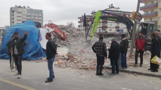 Mersin’de kontrollü yıkım yapılan 5 katlı bina çöktü