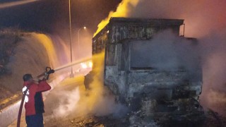 Mersin’de seyir halindeki kamyonda yangın çıktı