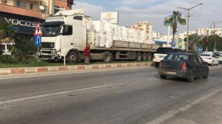 Mersin’de yaya geçidindeki öğrenci kontrolden çıkan tırdan son anda kurtuldu