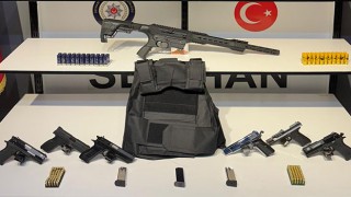 Adana’da 7 silah ve çelik yelek ele geçirilen evdeki 3 kişiden 1’i tutuklandı