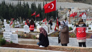 Adana’da depremlerde yaşamını yitirenlerin yakınlarından mezarlık ziyareti