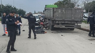 Adana’da park halindeki tıra çarpan motosiklet sürücüsü hayatını kaybetti