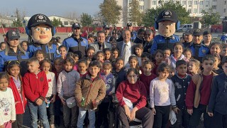 Adana’da polis ekipleri okulların çevresinde denetim yaptı