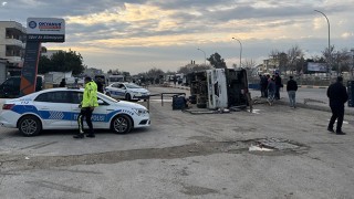 Adana’da tarım işçilerini taşıyan midibüsün devrilmesi sonucu 15 kişi yaralandı