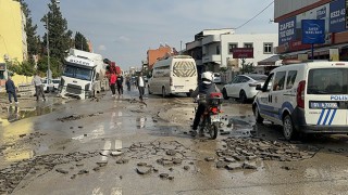 Adana’da tır, su borusunun patlamasıyla oluşan çukura düştü