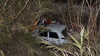 Antalya’da dereye düşen otomobildeki 2 kişi yaralandı