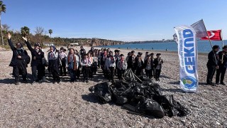 Antalya’da gönüllüler şiddetli yağışın ardından Konyaaltı sahilini temizledi