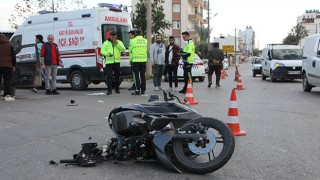 Antalya’da motosiklet ile otomobilin çarpışması sonucu sürücüler yaralandı