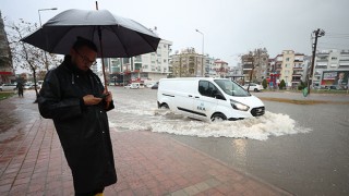 Antalya’da şiddetli yağış yaşamı olumsuz etkiledi