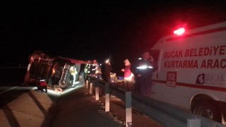 Burdur’da devrilen sebze yüklü tırdaki 3 kişi yaralandı