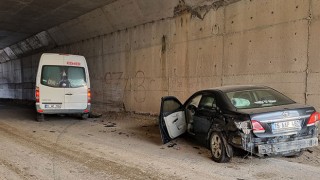 Burdur’da öğrenci servisi ile otomobilin çarpıştığı kazada 14 kişi yaralandı