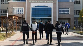 Burdur’da uyuşturucu operasyonunda yakalanan 3 zanlıdan biri tutuklandı