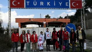 Depremde ebeveynlerini kaybeden 3 kardeş, Suriye’deki dedelerine teslim edildi