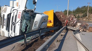 Hatay’da devrilen tırın sürücüsü yaralandı