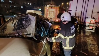 Hatay’da tıra çarpan otomobilin sürücüsü yaralandı