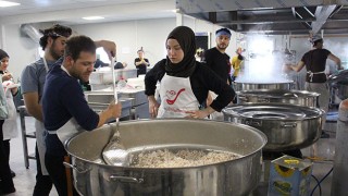 İskenderun’daki ”Gönül Mutfağı”nda depremin birinci yılı dolayısıyla taziye yemeği yapıldı