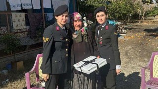 Kahramanmaraş’ta jandarmadan depremde hayatını kaybeden askerlerin ailelerine ziyaret
