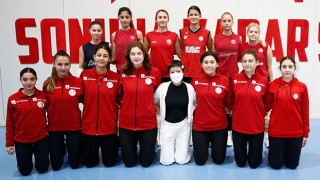 Lösemili Aleyna’nın voleybol hayali ”Antalyaspor” ile gerçek oldu