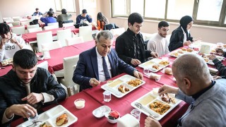 Mersin Üniversitesi Rektörü Yaşar, yemekhanede öğrencilerle buluştu