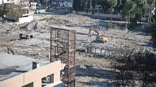 Mersin’de depreme dayanıksız 56 yıllık okul binasının yıkımı sürüyor