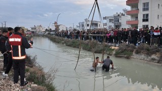 Mersin’de sulama kanalına devrilen hafif ticari aracın sürücüsü öldü