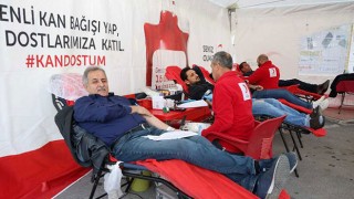Toroslar’da belediye personeli Türk Kızılaya kan bağışladı