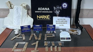 Adana’da otomobilinde uyuşturucu, tüfek ve çelik yelek ele geçirilen kişi tutuklandı