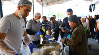 Antalya Büyükşehir Belediyesi iftarlık sıcak yemek dağıtımı yapıyor