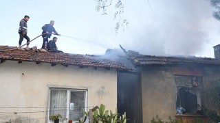 Antalya’da çıkan yangında eski okul binası ve lojmanı hasar gördü