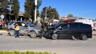 Antalya’da minibüsle cipin çarpıştığı kazada 12 kişi yaralandı