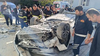 Hatay’da devrilen otomobildeki 2 kişi yaralandı