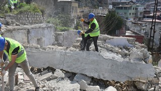 Hatay’da iş makinesinin ulaşamadığı hasarlı binaları özel ekip yıkıyor